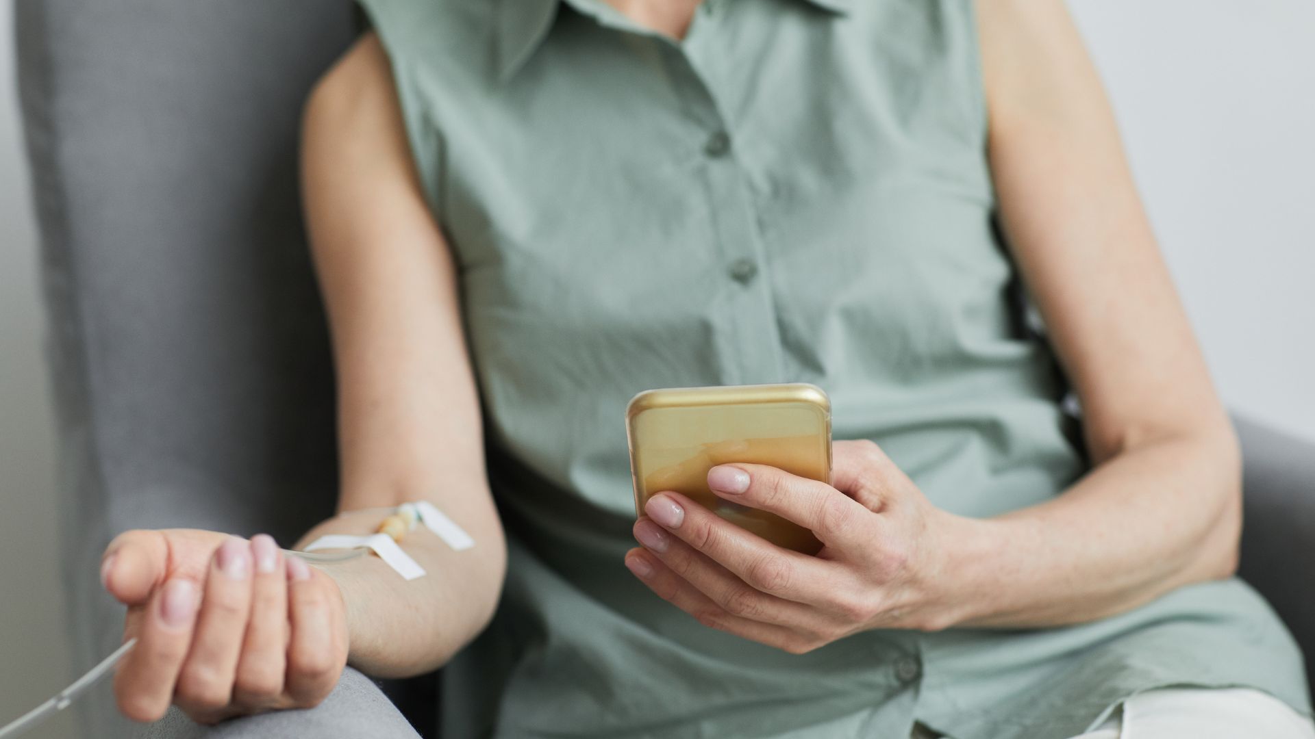 Dokter Joy of Care memberikan terapi infus vitamin di rumah pasien