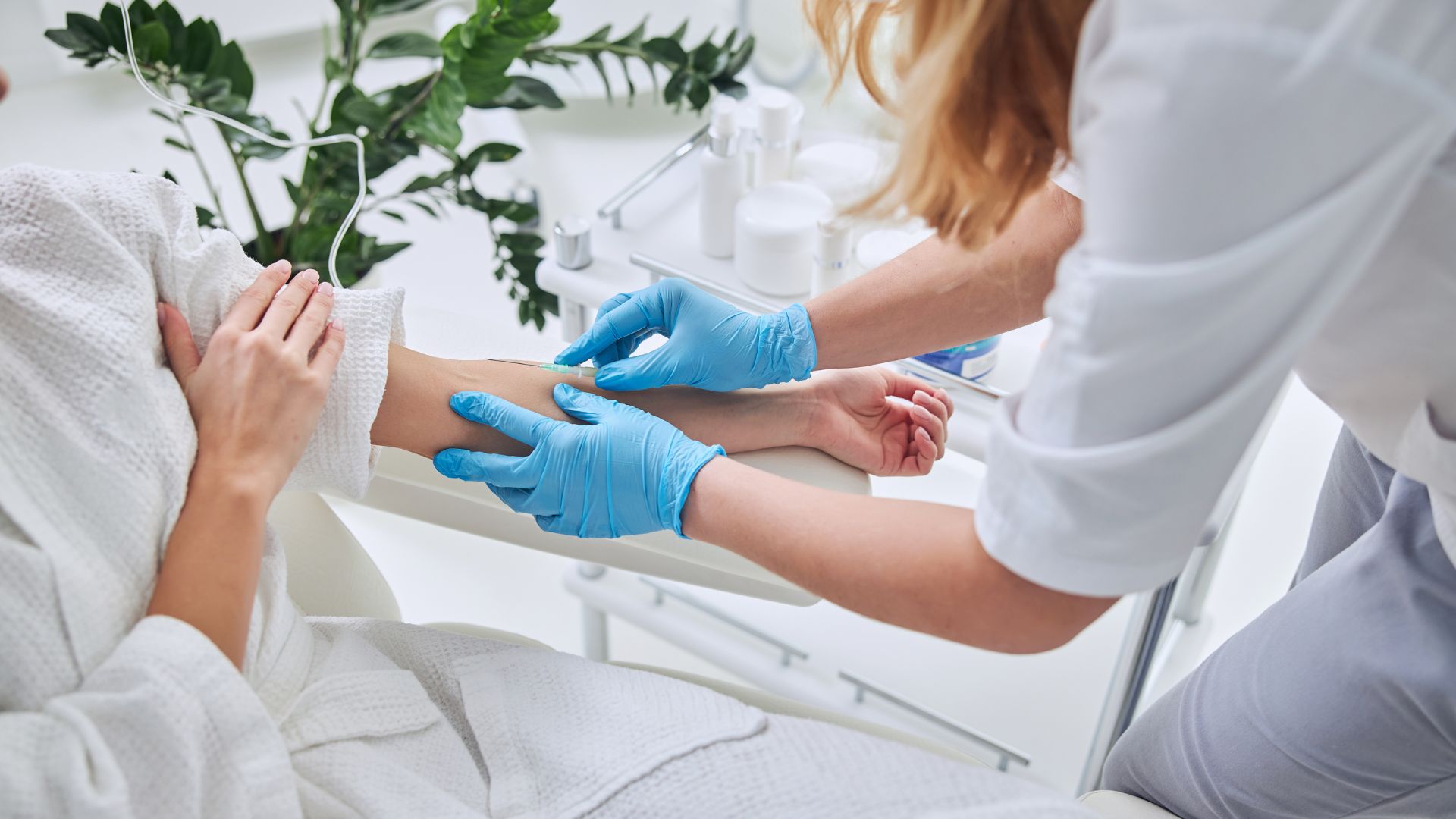 Peralatan steril infus vitamin dan injeksi vitamin oleh tenaga medis Joy of Care