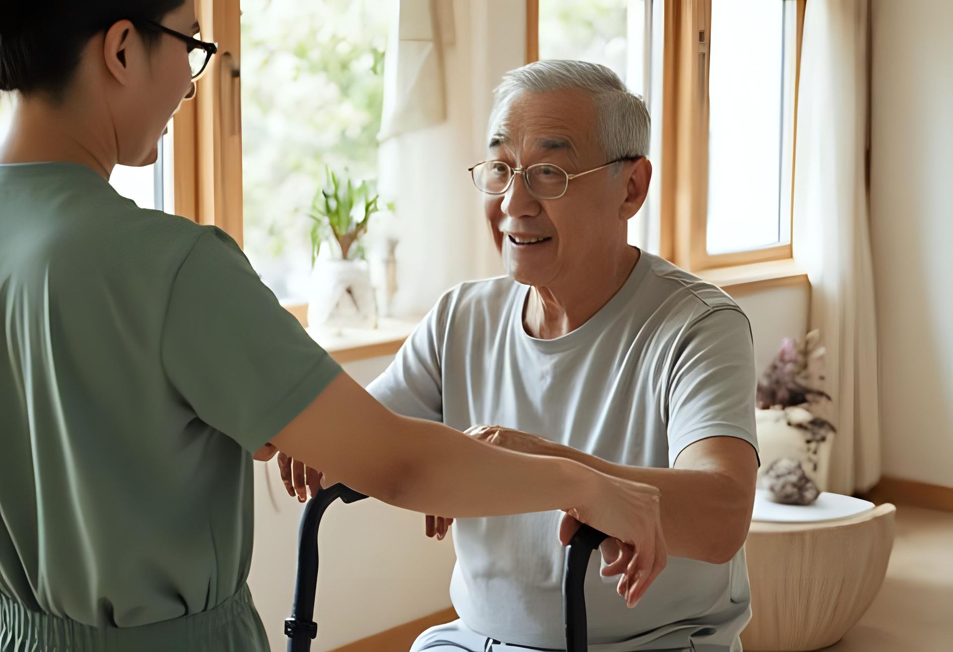 Fisioterapis Joy of Care memandu latihan keseimbangan pasien lansia di rumah