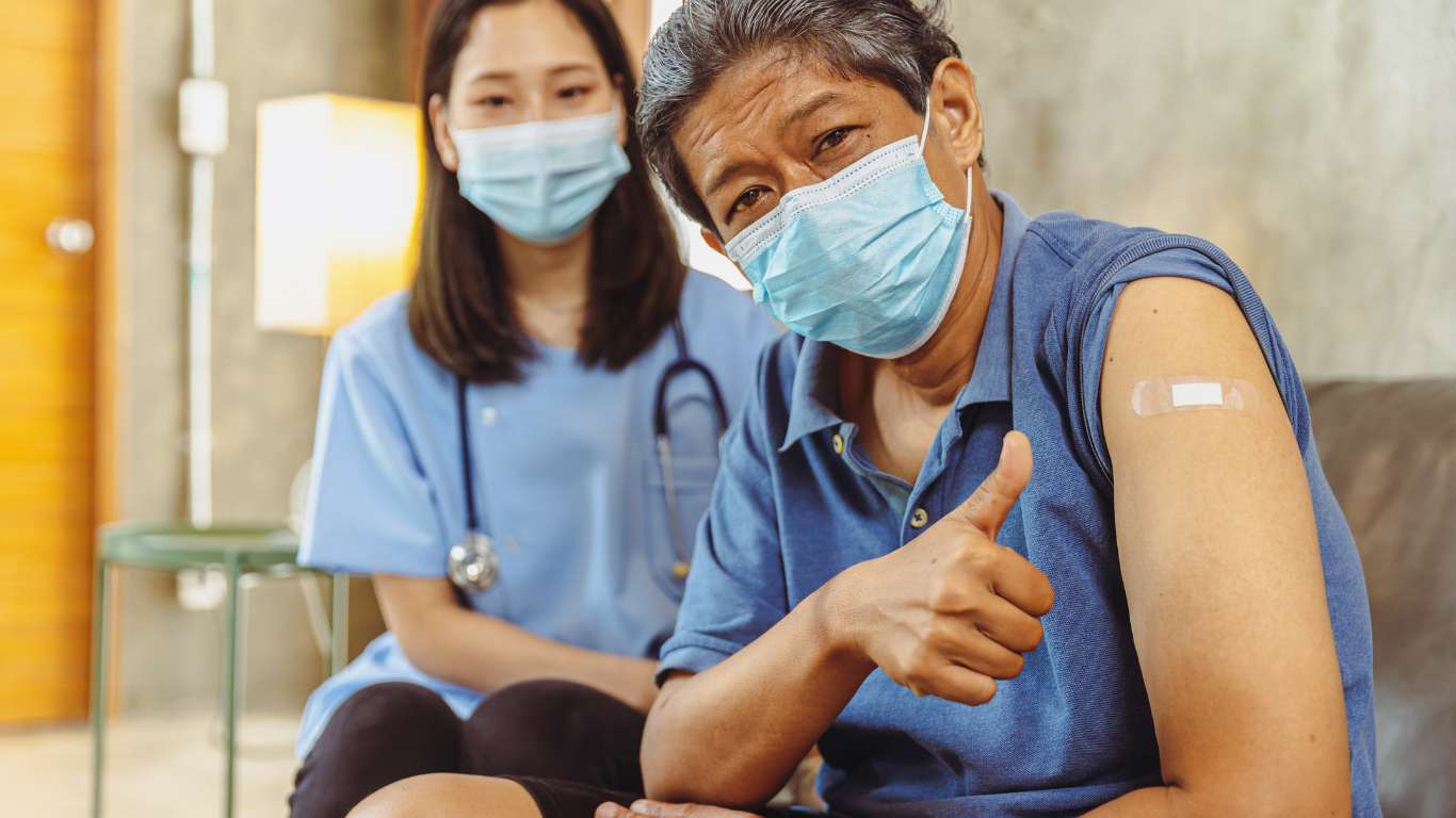 Kunjungan dokter ke rumah untuk pemeriksaan kesehatan
